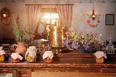 Benzersiz etnik restoran iç mimarisi. Geleneksel tasarım. Ukrayna kırsal tarzı ve dekorasyonları. Avrupa, Ukrayna.