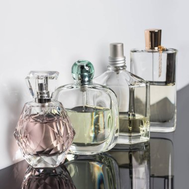 Yansımalı farklı parfüm şişeleri. Parfüm, kozmetik