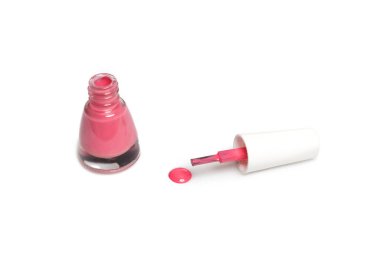 Beyaz arka planda pembe oje ve fırça döküldü. Moda kadını hala hayatta. Pop kadın şeyleri..