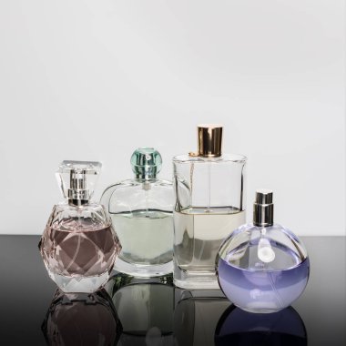 Yansımalı farklı parfüm şişeleri. Parfüm, kozmetik