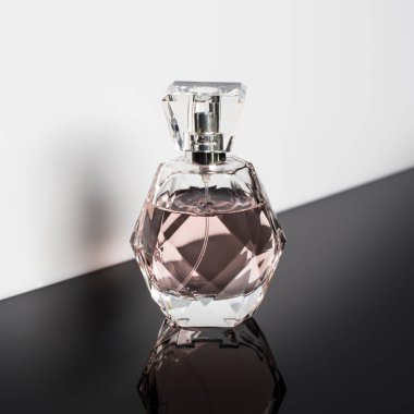 Beyaz arka planda yansıması olan parfüm şişesi. Parfüm, kozmetik