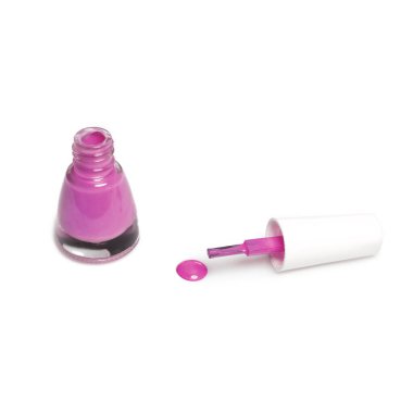 Beyaz arka planda pembe oje ve fırça döküldü. Moda kadını hala hayatta. Pop kadın şeyleri..