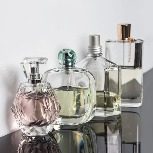 Yansımalı farklı parfüm şişeleri. Parfüm, kozmetik
