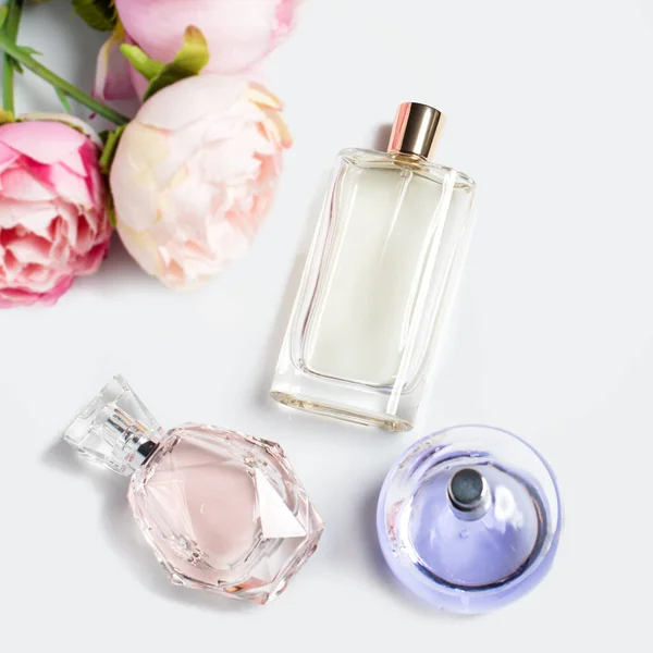 带有淡淡的背景花朵的香水瓶 香水化妆品香水系列香水系列平躺在床上 — 图库照片
