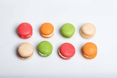 Beyaz üzerine izole edilmiş renkli badem kurabiyeleri ve metin için yer var. Geleneksel Fransız tatlısı. Üst manzara, düz uzanma