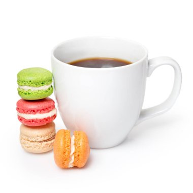 Beyaz arka planda bir fincan kahveli tatlı ve renkli badem kurabiyeleri. Geleneksel Fransız tatlı kurabiyeleri..