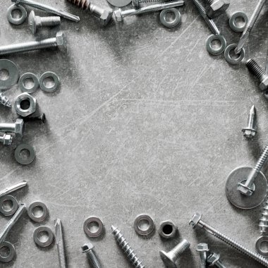 İnşaat aletleri. Beton arka planda vidalardan, somunlardan ve cıvatalardan yapılmış çerçeve. Tamir, ev geliştirme konsepti. Üst manzara, düz uzanma.