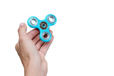 Fidget fırıldağı. Mavi el hareketi, titrek el oyuncağı çocuğun elinde dönüyor. Stres atmak. Stres önleyici ve rahatlatıcı. İlgi çekici çocuk konsepti. Metin için boş alan
