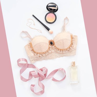 Beyaz arka planda kadın aksesuarları olan göz kamaştırıcı seksi dantel iç çamaşırları. Parfümlü dantel sutyen ve makyaj malzemeleri, düz yatak, üst manzara. Alışveriş ve moda konsepti, tekstil, iç çamaşırı