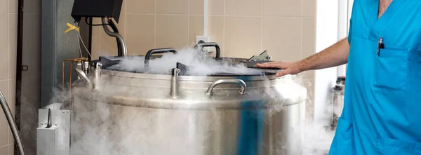 Sperm ve yumurta örnekleri içeren sıvı nitrojen bankası olan embriyolar. Döllenme sürecinde kullanılan yüksek teknoloji laboratuvar ekipmanları. Tüp bebek tedavisi. Suni döllenme kliniği
