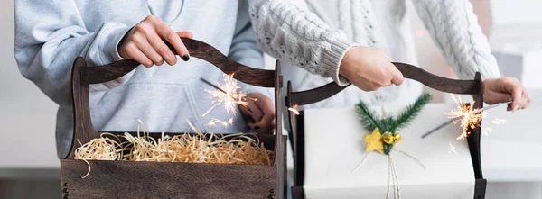 Mujeres Irreconocibles Sosteniendo Regalo Navidad Canasta Madera Bengalas Felices Fiestas — Foto de Stock