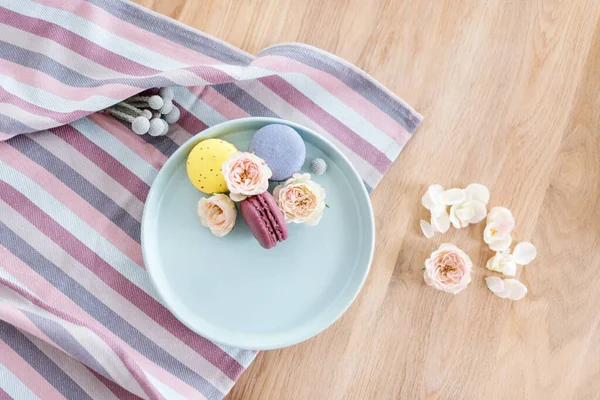 Macaroons Coloridos Com Rosas Fundo Madeira Bolo Macaron Francês Doces — Fotografia de Stock