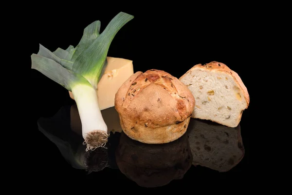Свежеиспеченный Домашний Хлеб Изолированный Черном Разрежь Наполовину Сыр Луковый Хлеб — стоковое фото