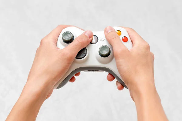 Hand Hält Gamepad Auf Grauem Betonhintergrund Mann Mit Controller Beim — Stockfoto