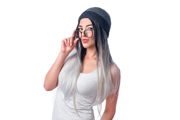 Menina Legal Bonita Vestindo Extensões Cabelo Ombre Coloridas Óculos Gesticulando — Fotografia de Stock
