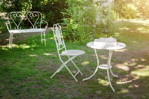 찻주전자가 테이블 정원에 — 스톡 사진