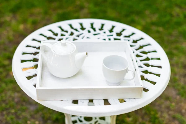 Mesa Centro Con Tetera Taza Bandeja Madera Jardín —  Fotos de Stock