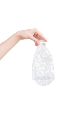 Kadın eli, beyaza izole edilmiş ezilmiş plastik şişeyi tutuyor. Geri dönüşümlü atık. Geri dönüşüm, yeniden kullanım, çöp öğütücü, kaynaklar, çevre ve ekoloji kavramı.