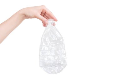 Kadın eli, beyaza izole edilmiş ezilmiş plastik şişeyi tutuyor. Geri dönüşümlü atık. Geri dönüşüm, yeniden kullanım, çöp öğütücü, kaynaklar, çevre ve ekoloji kavramı.