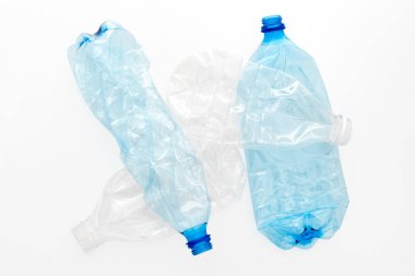 Beyaz arka planda farklı tipte ezilmiş plastik şişeler. Geri dönüşümlü atık. Geri dönüşüm, yeniden kullanım, çöp öğütücü, kaynaklar, çevre ve ekoloji kavramı