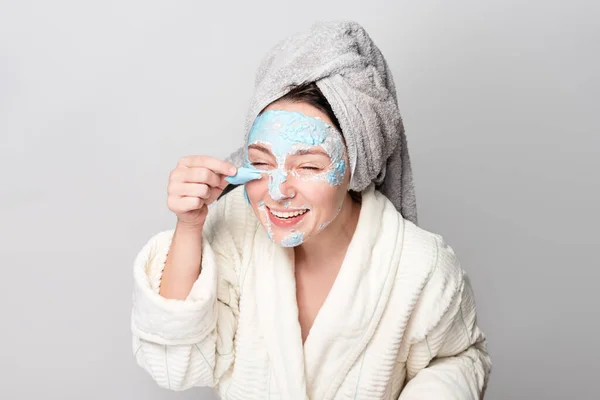 Mujer Con Máscara Arcilla Facial Salón Spa Casa Tema Cuidado —  Fotos de Stock