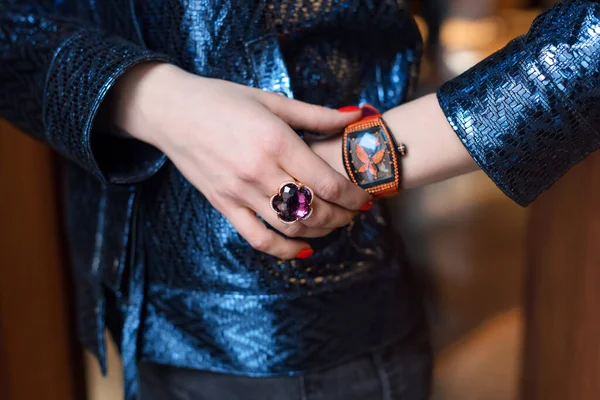 Young Business Woman Wearing Luxury Watch Precious Jewelry Stylish Ladies — Stock Photo, Image