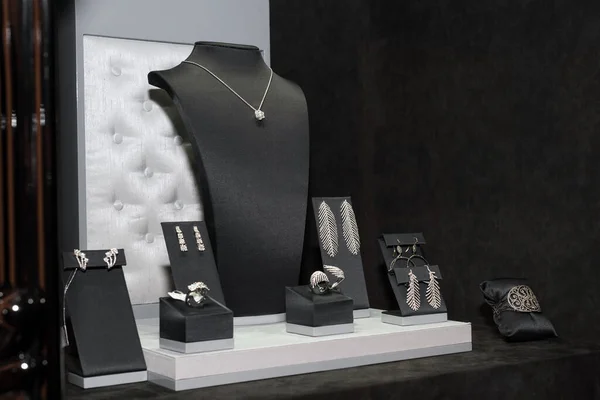 店内のウィンドウ内の宝石類の様々な 指輪ブレスレットイヤリングネックレス販売のためのスタンド — ストック写真