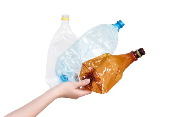 白い上に隔離された粉砕プラスチックボトルの異なるタイプを保持する女性の手 リサイクル可能な廃棄物 リサイクル 再利用 ゴミ処理 生態系の概念 — ストック写真