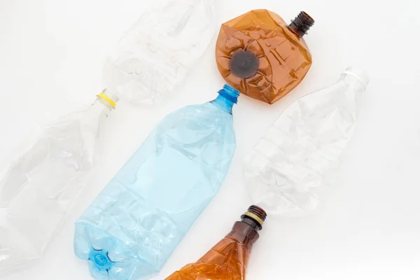 白い背景に砕いたプラスチックボトルの異なるタイプ リサイクル可能な廃棄物 リサイクル 再利用 ゴミ処理 生態系の概念 — ストック写真