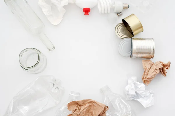 リサイクル可能な廃棄物 白い背景にきれいなガラス プラスチック テキスト用のコピースペース リサイクル 再利用 ゴミ処理 資源環境と生態系の概念 — ストック写真
