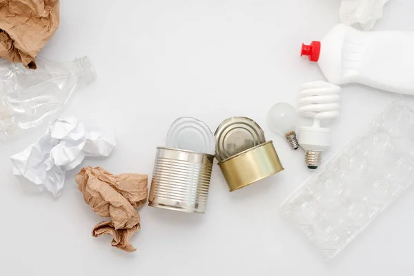 リサイクル可能な廃棄物 白い背景にきれいなガラス プラスチック テキスト用のコピースペース リサイクル 再利用 ゴミ処理 資源環境と生態系の概念 — ストック写真