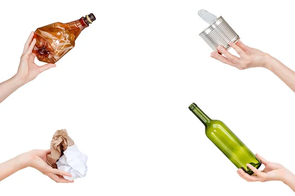 Manos Sosteniendo Papel Arrugado Vidrio Vacío Botellas Plástico Lata Aislada — Foto de Stock
