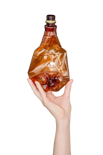 Mano Femenina Sosteniendo Vacío Botella Plástico Triturado Aislado Sobre Fondo — Foto de Stock