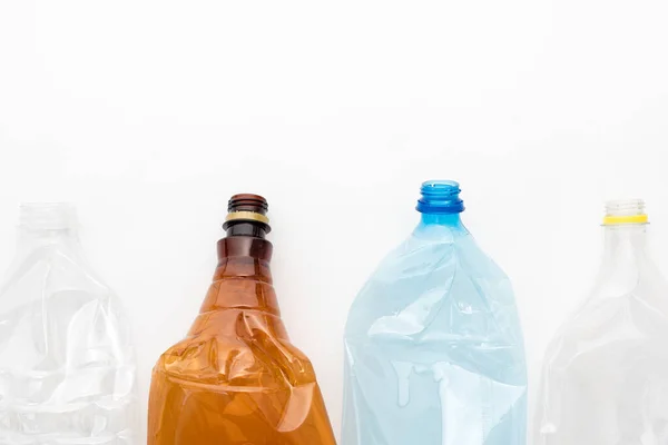 白い背景に砕いたプラスチックボトルの異なるタイプ テキスト用のコピースペース リサイクル可能な廃棄物 リサイクル 再利用 ゴミ処理 生態系の概念 — ストック写真