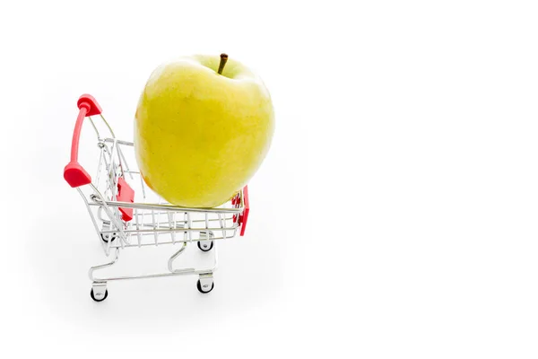 Koszyk Dużym Zielonym Jabłkiem Białym Kupuję Owoce Supermarkecie Samoobsługowy Supermarket — Zdjęcie stockowe