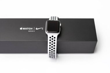 KYIV, UKRAINE - 26 HAZİRAN, 2018: Apple Store 'daki kara kutuda yeni bir Apple Saati