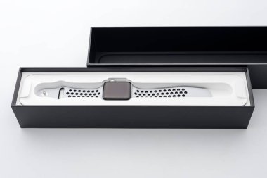 KYIV, UKRAINE - 26 HAZİRAN, 2018: Apple Store 'daki kara kutuda yeni bir Apple Saati