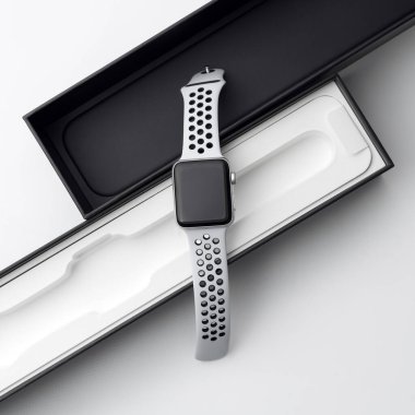 KYIV, UKRAINE - 26 HAZİRAN, 2018: Apple Store 'daki kara kutuda yeni bir Apple Saati