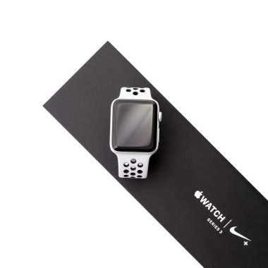 KYIV, UKRAINE - 26 HAZİRAN, 2018: Apple Store 'daki kara kutuda yeni bir Apple Saati