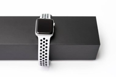 Modern teknoloji, zaman, nesne ve medya konsepti - beyaz arka planda siyah saat kutulu spor akıllı saate yakın