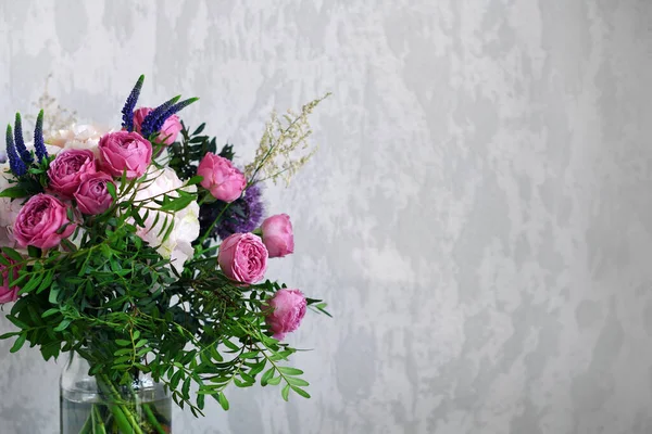 Bloemen Een Glazen Pot Grijze Betonnen Ondergrond Vintage Interieur Kopieer — Stockfoto