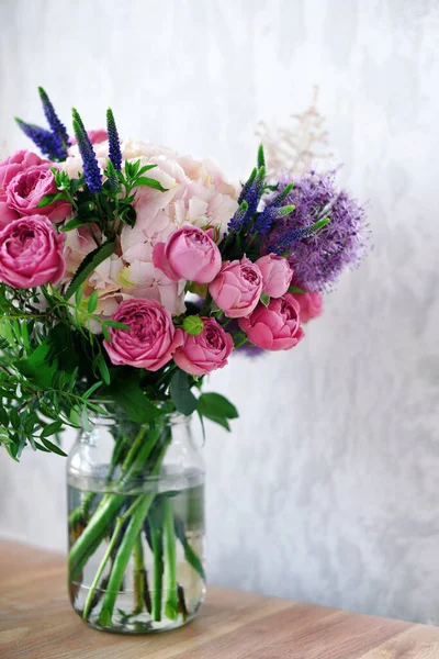 Fleurs Dans Bocal Verre Sur Fond Béton Gris Décor Maison — Photo