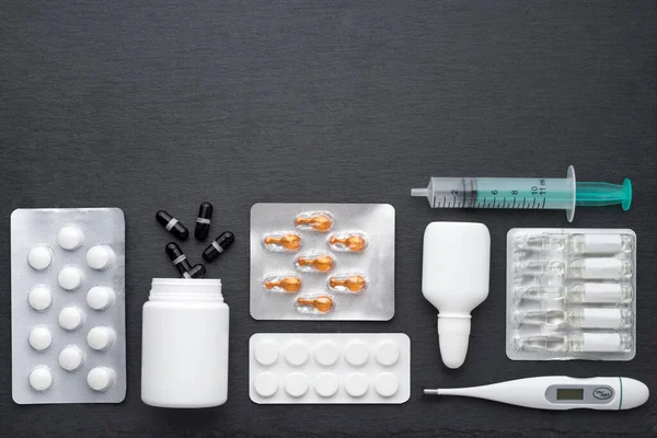 Termometer Näsdroppar Tabletter Och Ampuller Med Läkemedel Svart Skiffertavla Ovanifrån — Stockfoto