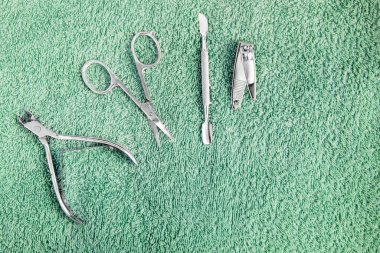 Havluda manikür aletleri var. Çivi bakımı, üst manzara