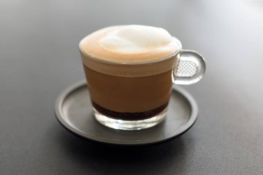 Bir fincan kahve. Köpük seçici odaklı kapuçino.