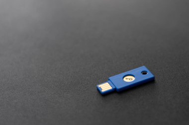 Güvenlik sistemi konsepti. Karanlık arka planda anahtar şeklinde bir USB bellek. Teknoloji ve veri güvenliği teması