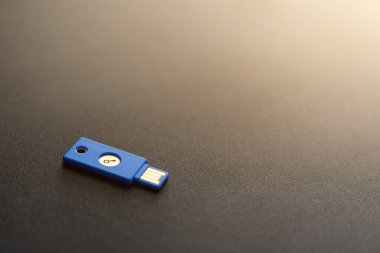 Güvenlik sistemi konsepti. Karanlık arka planda anahtar şeklinde bir USB bellek. Teknoloji ve veri güvenliği teması