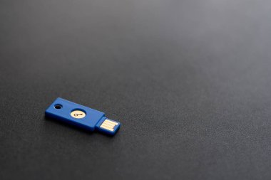 Güvenlik sistemi konsepti. Karanlık arka planda anahtar şeklinde bir USB bellek. Teknoloji ve veri güvenliği teması