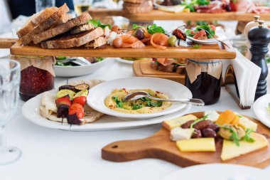 Lezzetli yemek. Restorandaki konuklar için farklı yemekler. Sağlıklı Akdeniz mutfağı