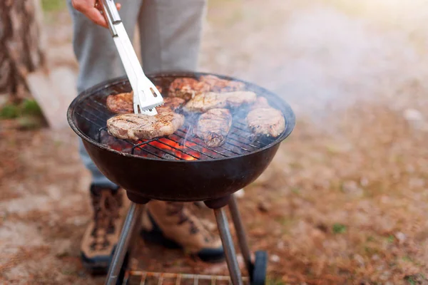 Muž Vaří Jen Ruce Griluje Maso Nebo Steak Talíř Lahodné — Stock fotografie